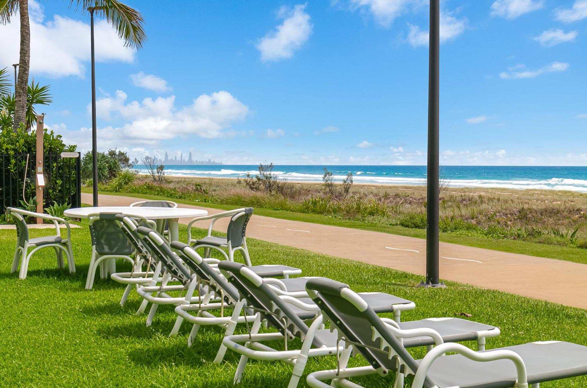 Oceanside Resort - Absolute Beachfront Apartments Gold Coast Exteriér fotografie