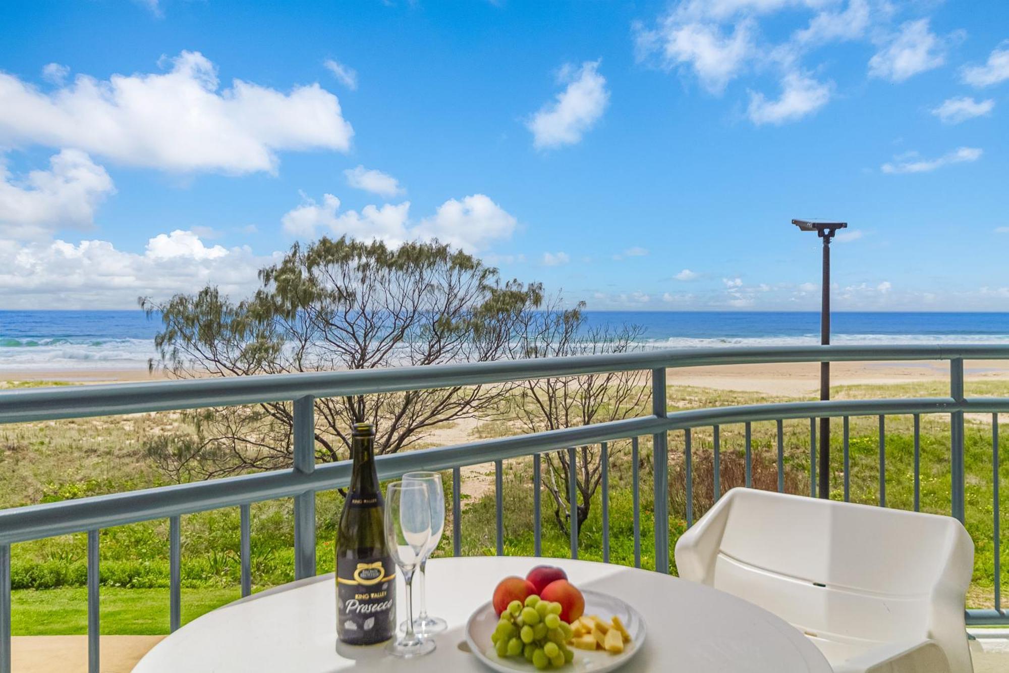 Oceanside Resort - Absolute Beachfront Apartments Gold Coast Exteriér fotografie